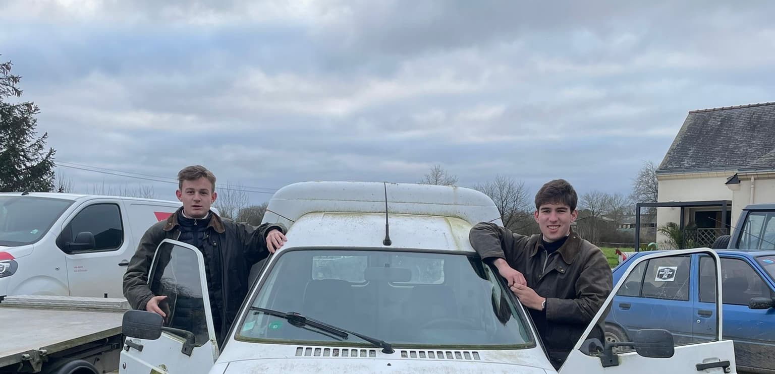 L'équipe ArmoRaid avec le véhicule